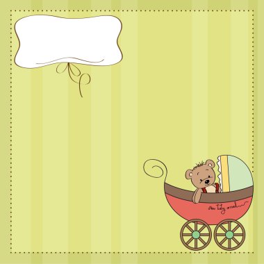 Bebek arabasındaki komik oyuncak ayı, bebek duyuru kartı.