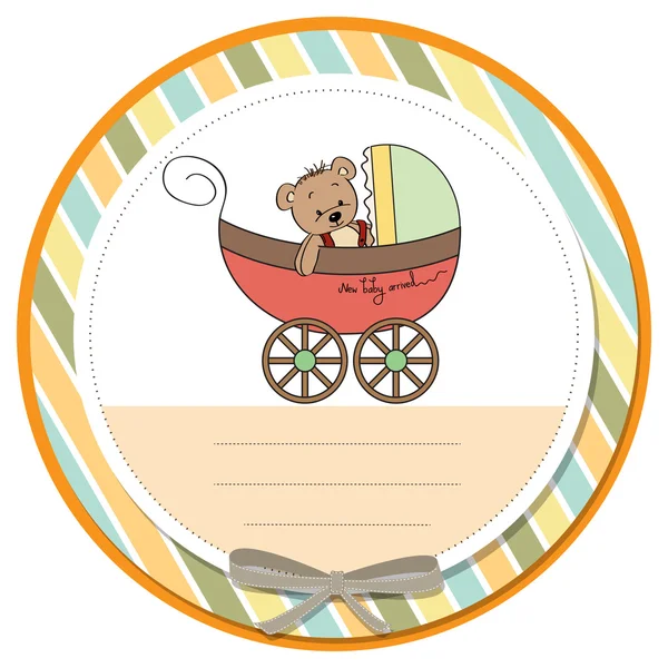 Divertido osito de peluche en el cochecito, tarjeta de anuncio del bebé —  Fotos de Stock