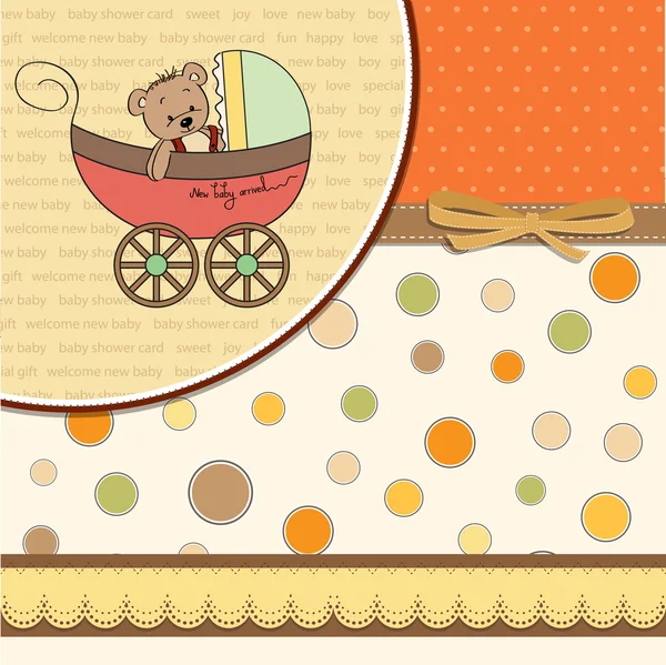 Смешной плюшевый мишка в коляске, открытка с объявлением ребенка — стоковое фото