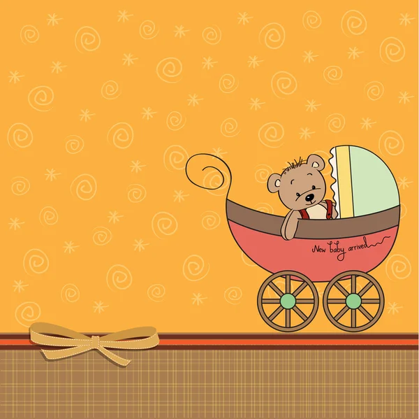 Bebek arabasındaki komik oyuncak ayı, bebek duyuru kartı. — Stok fotoğraf