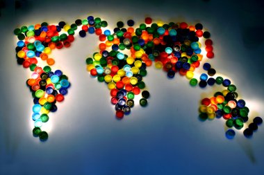 Dünya haritasından plastik kapaklar