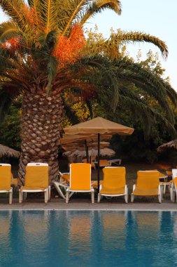 Yunanistan'ın havuz kenarında dinlenin