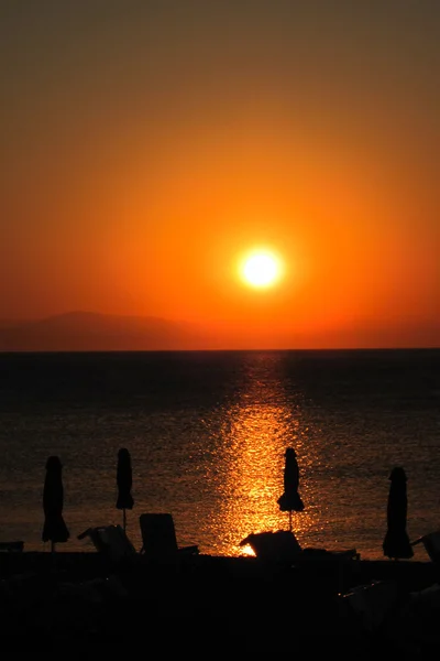 Solnedgång på stranden Grekland — Stockfoto