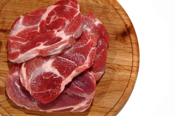 Bistecca di carne cruda sul bordo di legno — Foto Stock