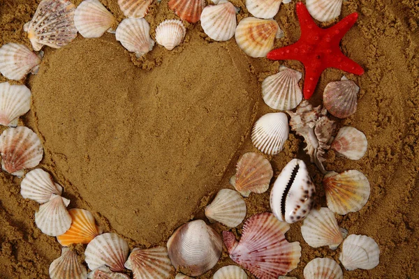 Heart from the sand and shells — Stock Photo, Image