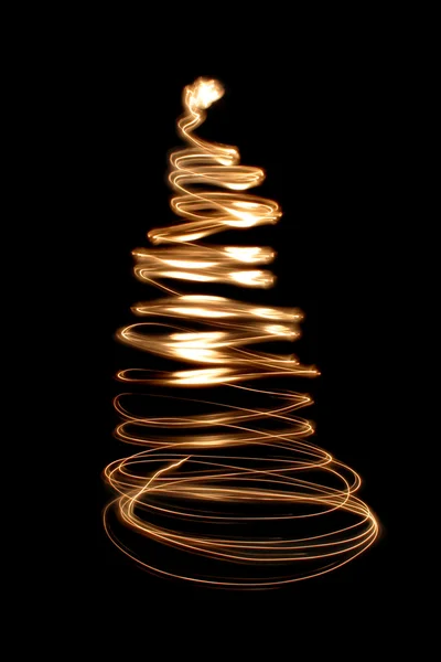 Рождественское дерево в темную ночь — стоковое фото