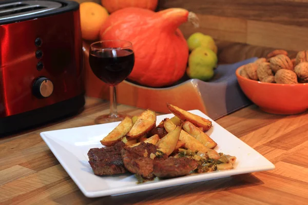 Steak with potatoes and wine — Stock Photo, Image