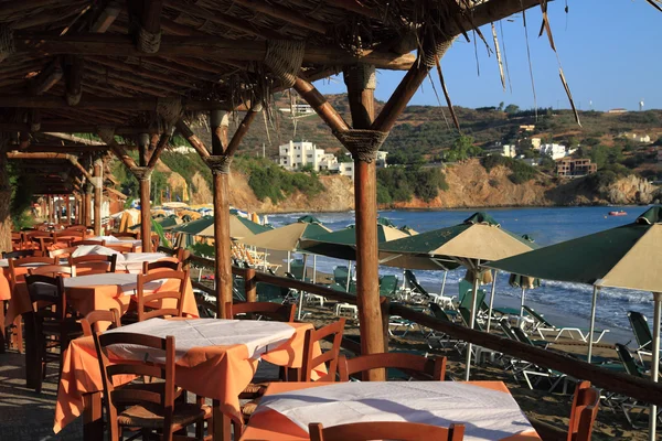 Spiaggia greca con ombrelloni — Foto Stock