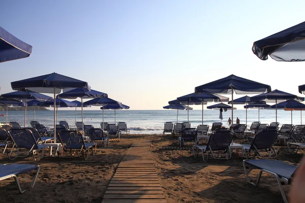 Spiaggia greca con ombrelloni — Foto Stock