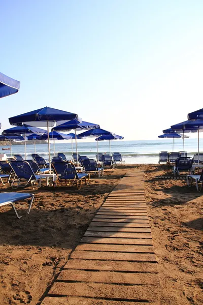 Playa griega con sombrillas — Foto de Stock