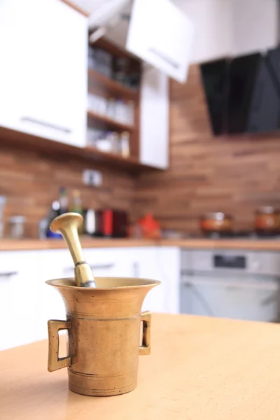 Металлический мотар на современной кухне — стоковое фото
