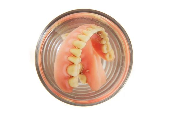 Prótese de dentes no vidro — Fotografia de Stock