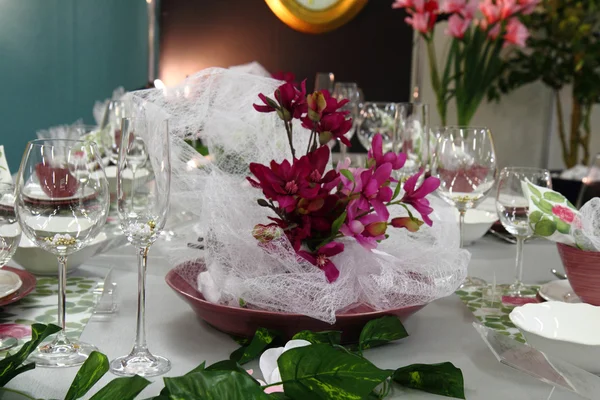 Bröllopsbord med blommor — Stockfoto
