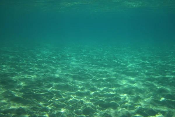 Claro sob o mar de água na grécia — Fotografia de Stock