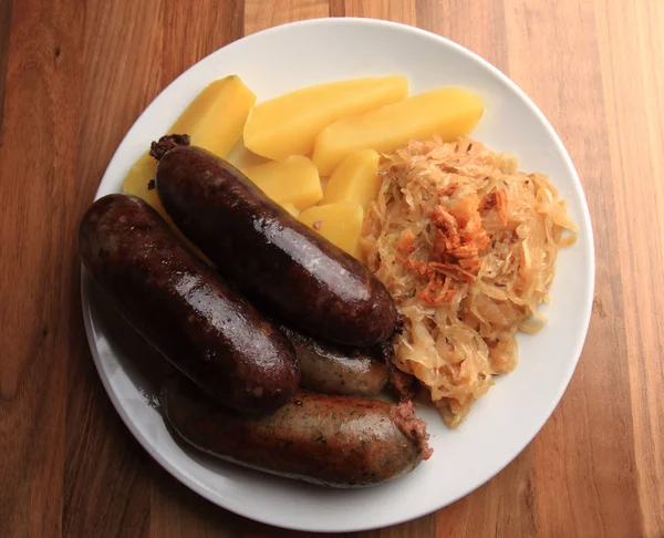 Чешская еда - черно-белый пудинг с картофелем и соусом — стоковое фото