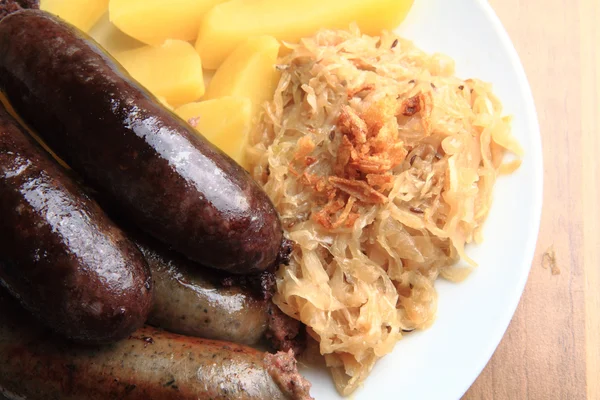 Чешская еда - черно-белый пудинг с картофелем и соусом — стоковое фото