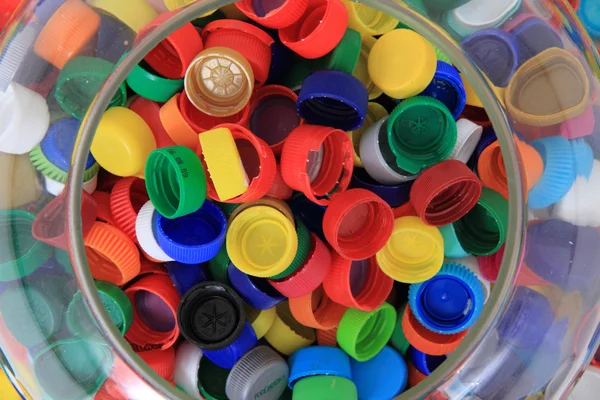 颜色从饮料 pet 瓶的塑料帽 — 图库照片
