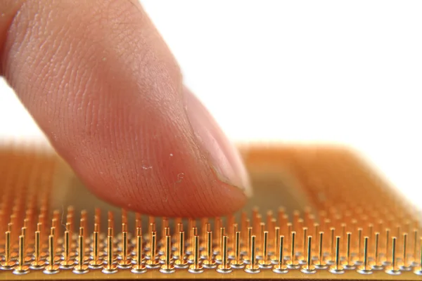 Oude microprocessor en menselijke hand — Stockfoto