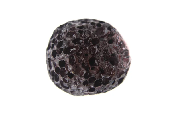 Маленький чорний магматичний мінерал (виглядає як метеорит ) — стокове фото