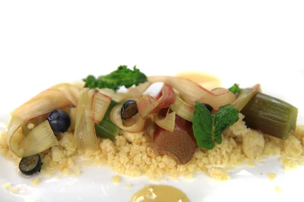 Десерт из ревеня с черникой, миндалем, сладкой мятой — стоковое фото