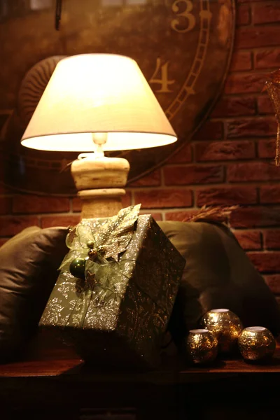 Lampe und Weihnachtsgeschenke — Stockfoto