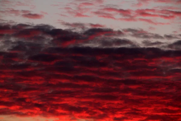 Červené mraky při západu slunce — Stock fotografie