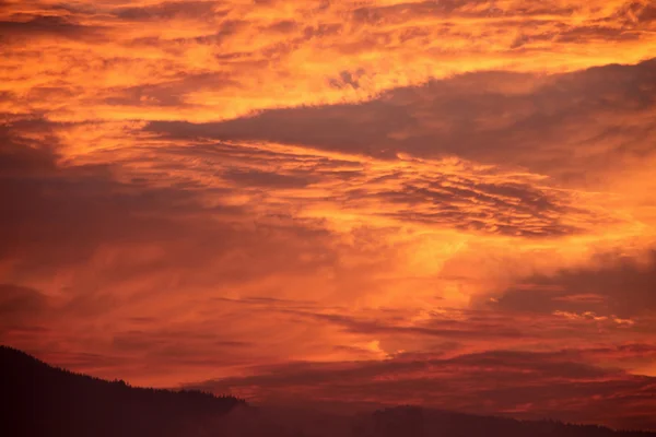 Помаранчеві хмари на заході сонця — стокове фото