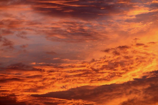 Oranje wolken bij zonsondergang — Stockfoto