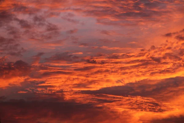 Orangefarbene Wolken bei Sonnenuntergang — Stockfoto