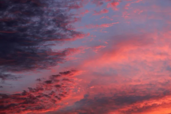 Orangefarbene Wolken bei Sonnenuntergang — Stockfoto