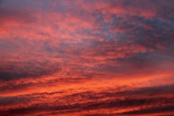 Orangefarbene Wolken bei Sonnenuntergang — Stockfoto