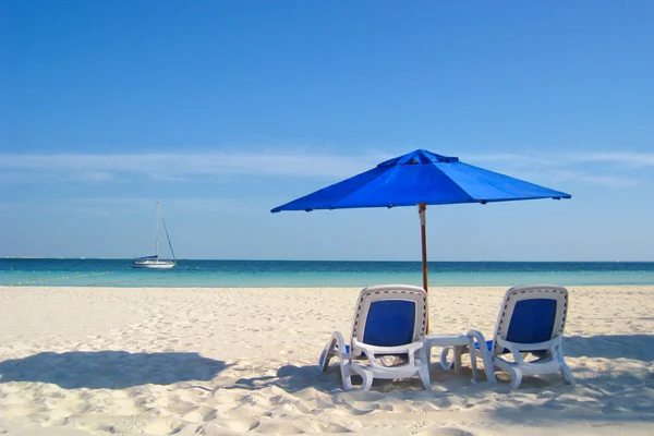 Beach Chairs and Umbrella by the Sea — Stock Photo, Image