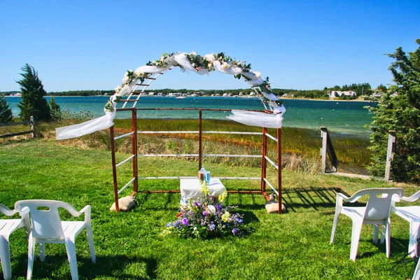 Beach bröllop arch med blommor — Stockfoto