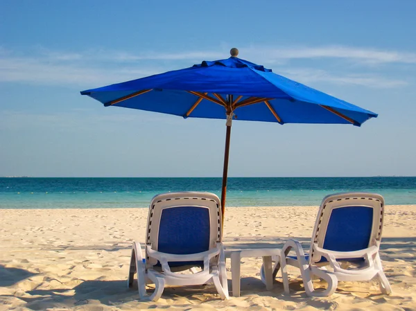 Chaises de plage et parasol au bord de la mer — Photo