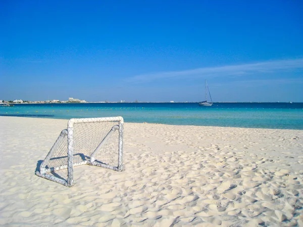 Stranden fotboll fotboll netto vid havet — Stockfoto