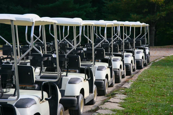 Carrinhos de golfe em uma fileira em um Country Club — Fotografia de Stock