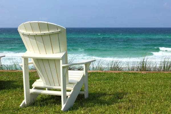 Adirondack strand szék-kilátással az óceánra — Stock Fotó