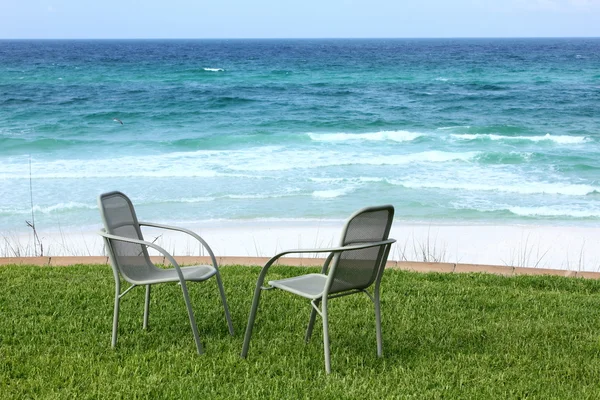 Två stranden stolar med havsutsikt — Stockfoto