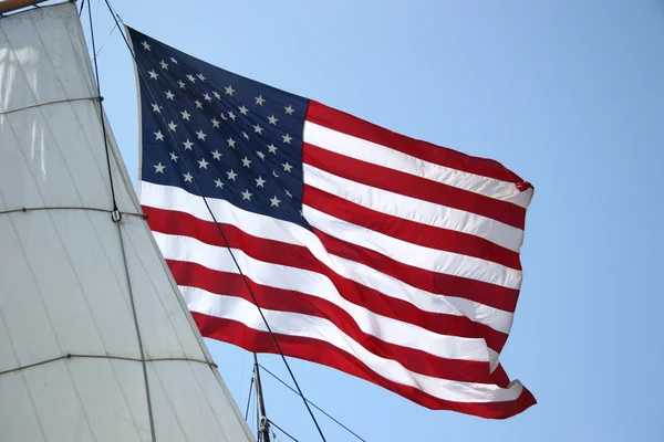 USA flagga med fartyget segla — Stockfoto