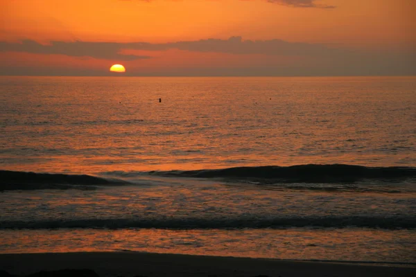 Solnedgång över havet Stockbild