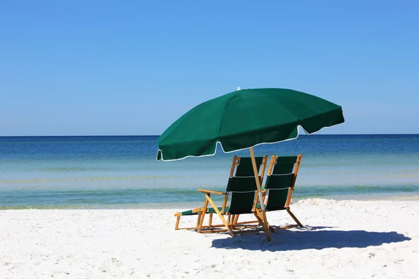Két szék és esernyő, fehér homokos strand Stock Kép