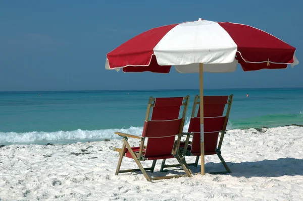 Two chairs and umbrella on white sand beach — Stock Photo, Image