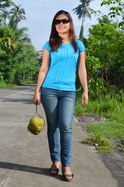 Schoonheid met durian fruit — Stockfoto