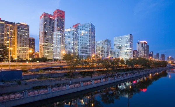 Rascacielos - edificios de oficinas en el centro de Beijing al atardecer — Foto de Stock