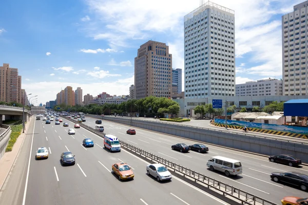 Traffic through downtown — Stock Photo, Image