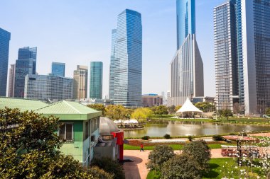 Şangay 'da modern bina geçmişi olan şehir parkı.