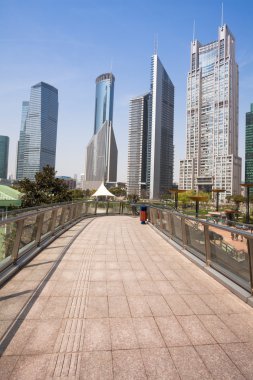 Şangay 'da modern bina geçmişi olan şehir parkı.