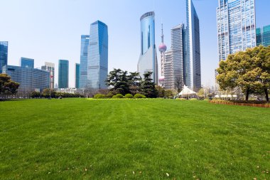 Şangay 'da modern bina geçmişi olan şehir parkı.