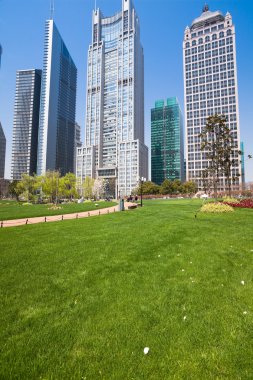 Şangay 'da modern bina geçmişi olan şehir parkı.