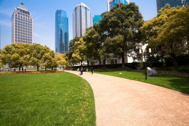 Şangay 'da modern bina geçmişi olan şehir parkı.